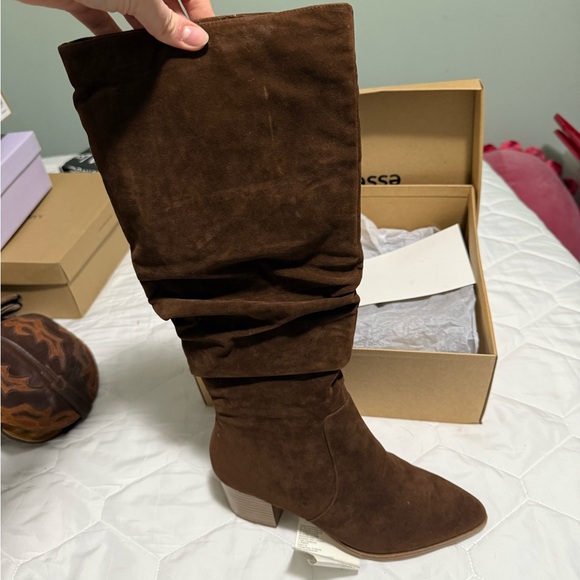 Brown suede boots - Picture 1 of 3
